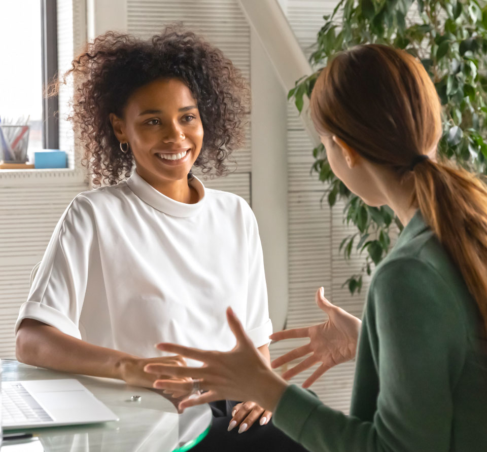 two-women-talking-optimied